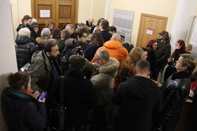 Оппозиционеры во главе с Резником оккупировали здание питерского суда из-за дела «Сети»