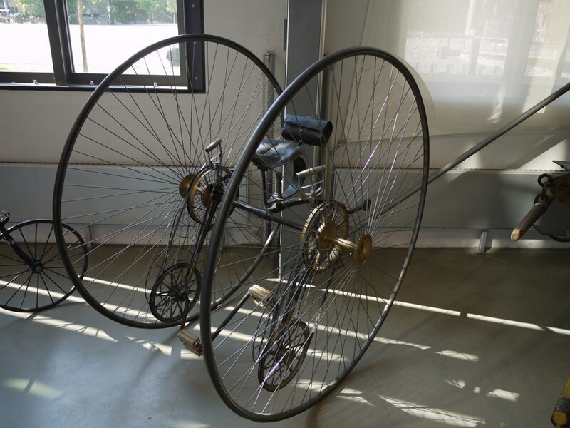Otto Safety Bicycle, первый коммерчески успешный аппарат типа «пенни-фартинг» (большое колесо пенни спереди и маленькое фартинг  сзади), но без фартинга  - дицикл, где пассажиры сидели между двух колес