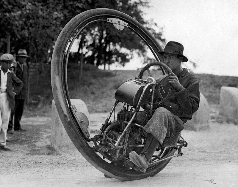 Правда интроциклы, как индустрия развлечений, более или менее развивалась и ближе к началу ХХ века появились интроциклы с мотором и даже с пропеллером