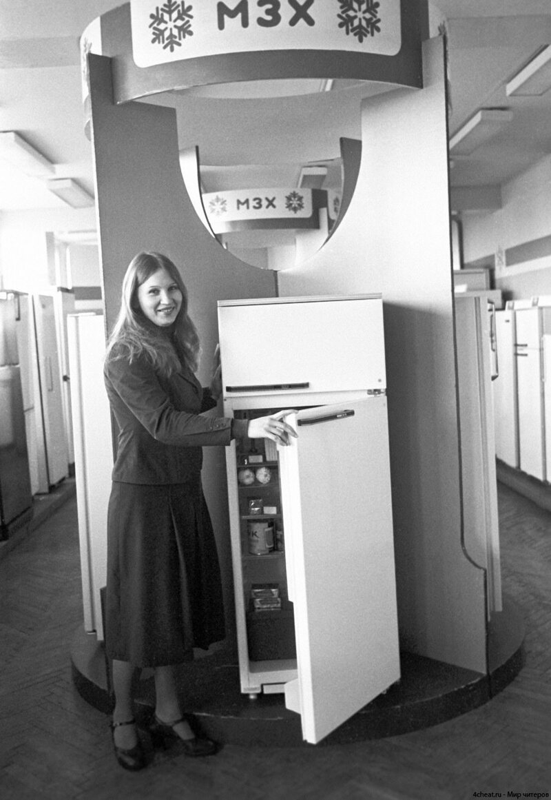 Холодильник «Минск—15» — Впервые в нем для теплоизоляции обеих камер был использован пенополиуретан. Он и его модификация «Минск-15М» выпускались в общей сложности 17 лет, произведено более 4 миллионов экземпляров. 1984 год.