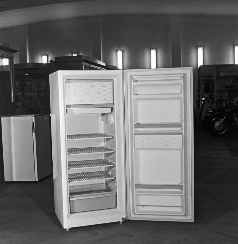 Холодильник ЗИЛ. Выпущен Московским автомобильным заводом имени И. А. Лихачева. Отличительная особенность этого холодильника – полки на дверце. 1970 год: