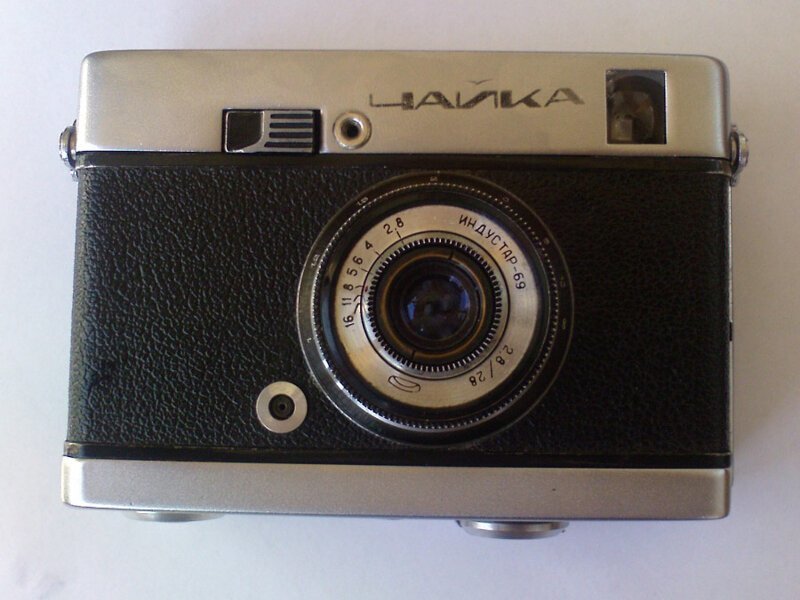 «Чайка» — советский шкальный полуформатный фотоаппарат. Первая модель из одноименного семейства. Выпускался в 1965—1967 годах: