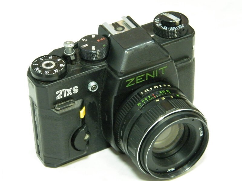 «Зенит-21XS» — белорусский малоформатный однообъективный зеркальный фотоаппарат с полуавтоматической установкой экспозиции. Выпускался на Белорусском оптико-механическом объединении в 1990-е годы. Размер кадра -24×36 мм: