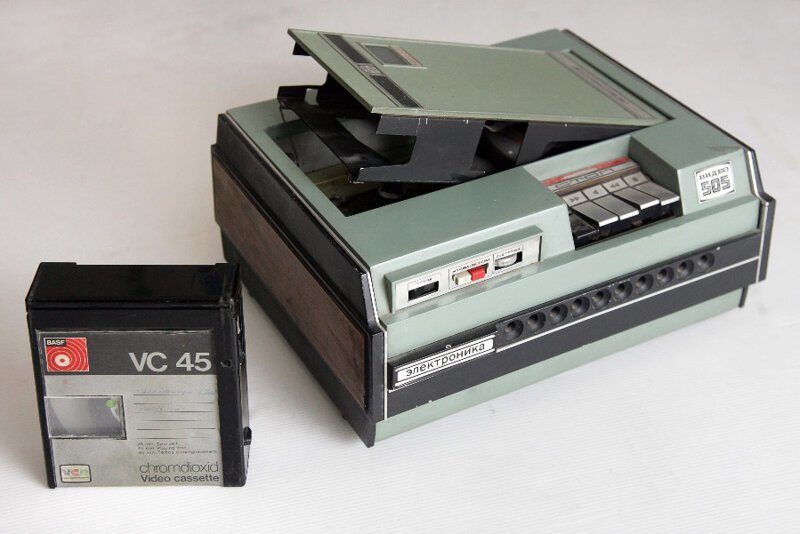 «Электроника 505 Видео» — переносной кассетный цветной видеомагнитофон. Выпуск с 1979 г. Скорость протяжки ленты — 14,29 см/с: