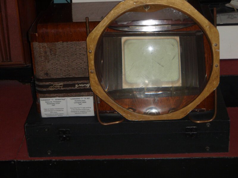 Телевизор «Ленинград Т-1». Начало серийного выпуска – 1947 год. Изначально телевизоры были рассчитаны на прием изображения с четкостью в 441 строку, позже их перевели на стандарт в 625 строк: