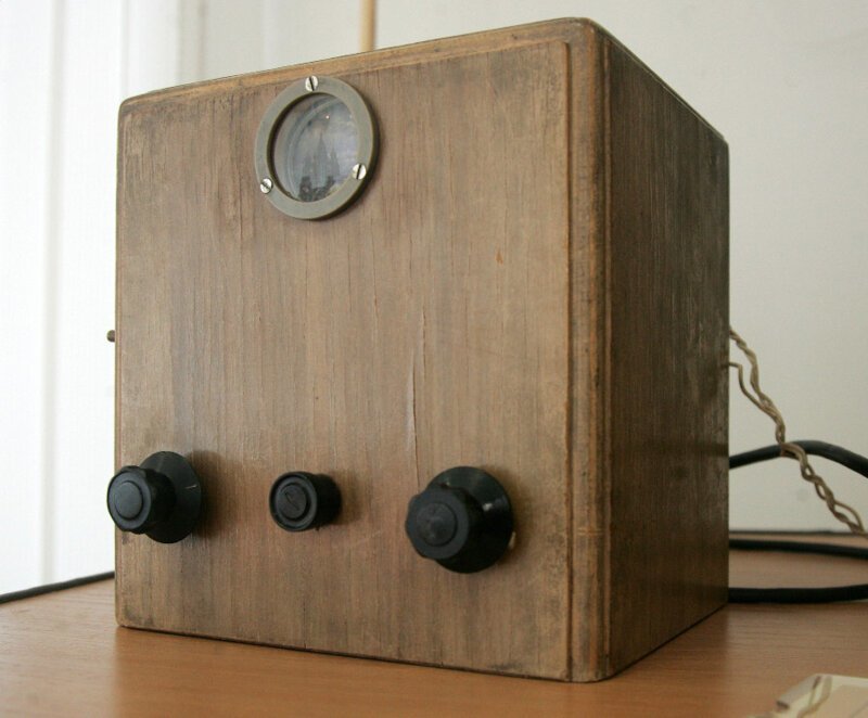 Б-2 — первый советский серийный телевизор. Годы выпуска 1933—1936. Принимал передачи по германскому стандарту механической развертки на 30 строк при кадровой частоте 12,5 кадров в секунду.