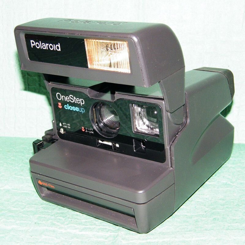 Мало кто знает, что эти знаменитые аппараты выпускали в том числе и в СССР. На фото: Polaroid 636 Closeup — фотоаппараты, выпускавшиеся по лицензии фирмы Polaroid (США) в СССР и в России на совместном предприятии «Светозор» (Москва) с 1989 по 1999 го