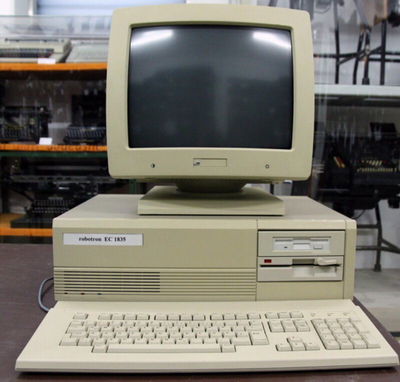 ЕС-1835. ЕС — это целая серия советских персональных компьютеров – аналогов IBM PC. Они разработаны в 1980-е годы в НИИЭВМ (г. Минск). Данная модель выпускалась на предприятии Robotron (ГДР). Процессор U80601 (аналог Intel 80286):