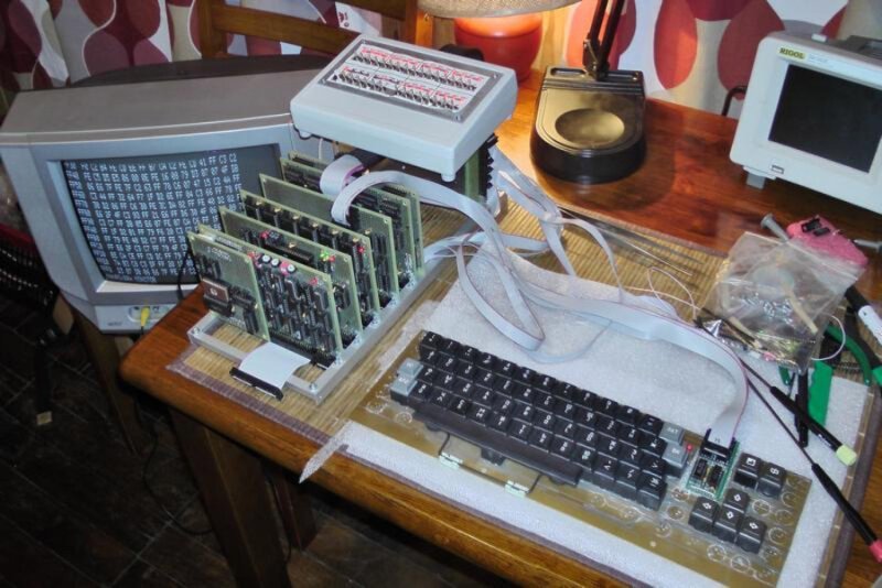 «Микро-80» — советский любительский 8-разрядный микрокомпьютер на основе микропроцессора К580ИК80А. Схема и подробные инструкции по сборке компьютера были опубликованы в журнале «Радио» в 1983 году. Память: 64 КБ ОЗУ, 2 КБ ПЗУ: