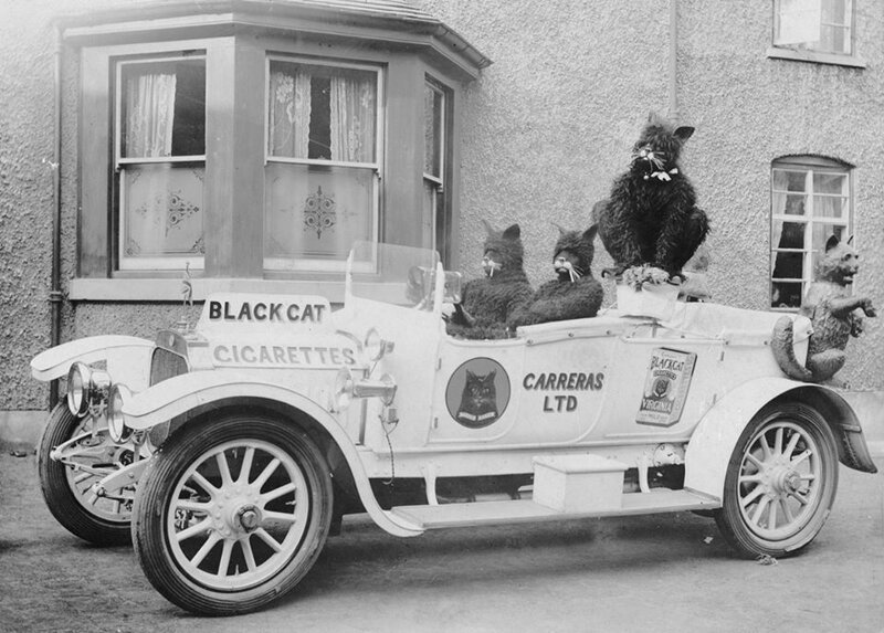Автомобиль с рекламой сигарет Black Cat (Чёрный кот). 1915 год 