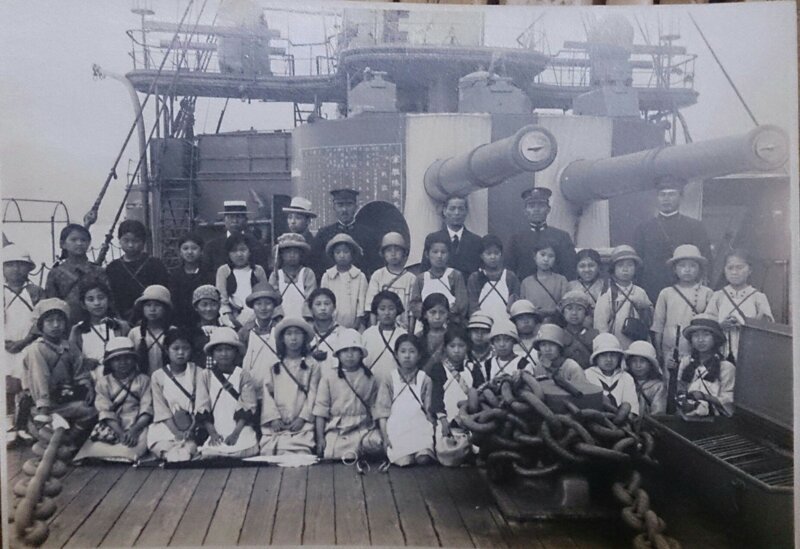 Обычные японские школьницы в гостях у экипажа броненосца "Якумо" 