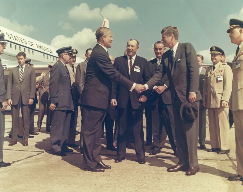 11 сентября 1962 года. Президент Джон Ф. Кеннеди и вице-президент Линдон Б. Джонсон посетили доктора Вернера фон Брауна в Космическом центре Маршалла и сообщили о решении послать человека на Луну. 