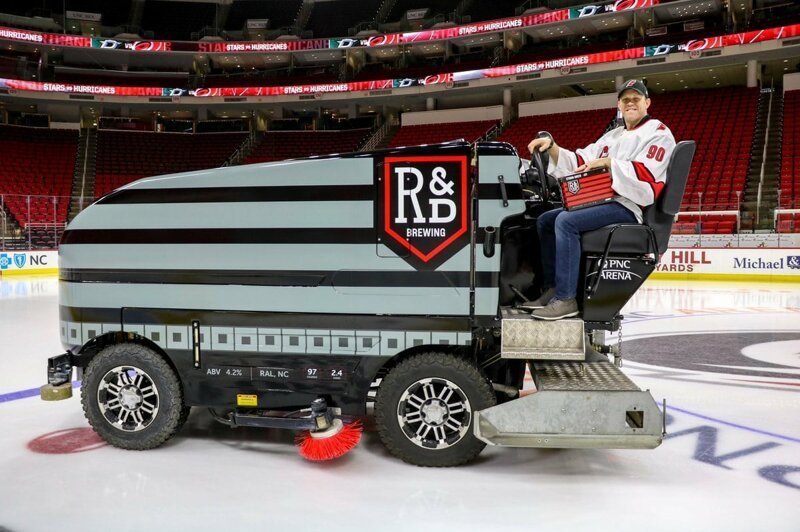Дейв Эйрс — 42-летний водитель машины, которая заливает лёд на хоккейном стадионе