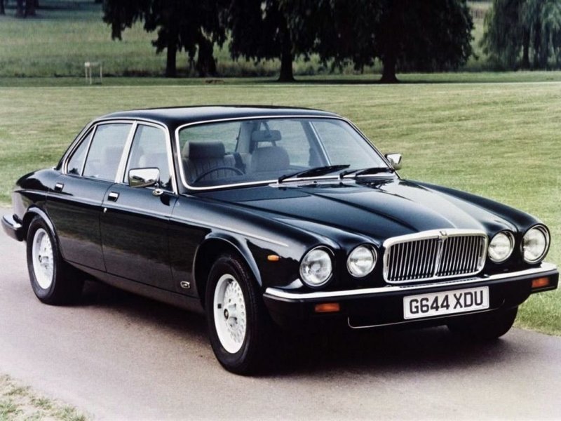В данном случае за основу был взят классический английский Jaguar XJ12 1985 года.