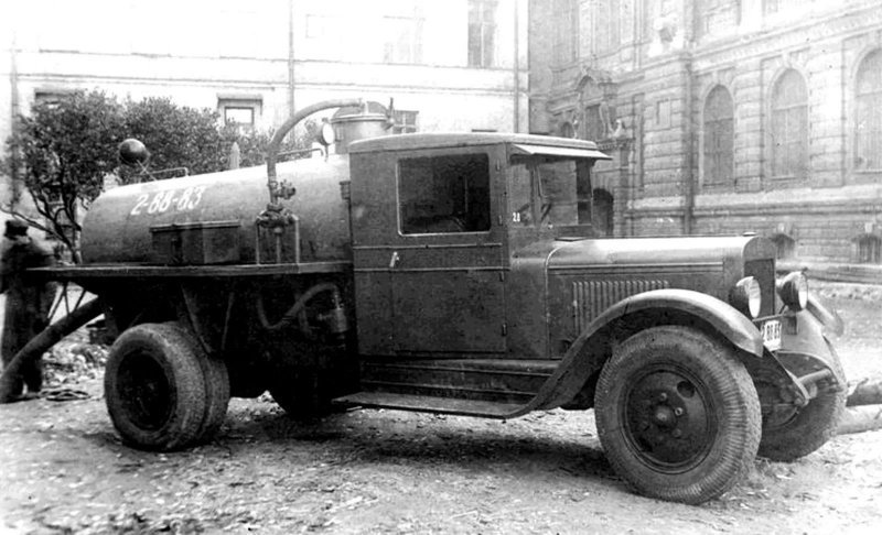 Ассенизатор ЦН-12 с приводом вакуумного насоса от коробки отбора мощности грузовика ЗИС-5. 1940 год