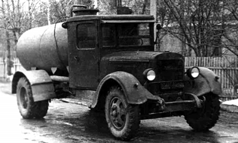 Редкая ассенизаторская машина АНИ-355 на трёхтонном шасси грузовика УралЗИС-355. 1956 год