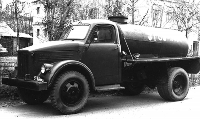 Первый ассенизатор АСМ-2 на 2,5-тонном шасси ГАЗ-51 с системой разрежения от двигателя. 1956 год