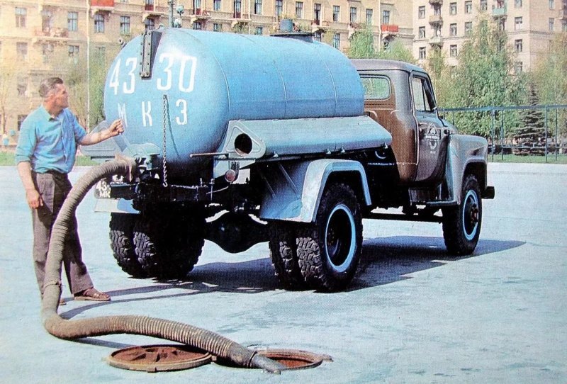 Городская ассенизаторская вакуум-машина АНМ-53 в рабочем положении. 1974 год