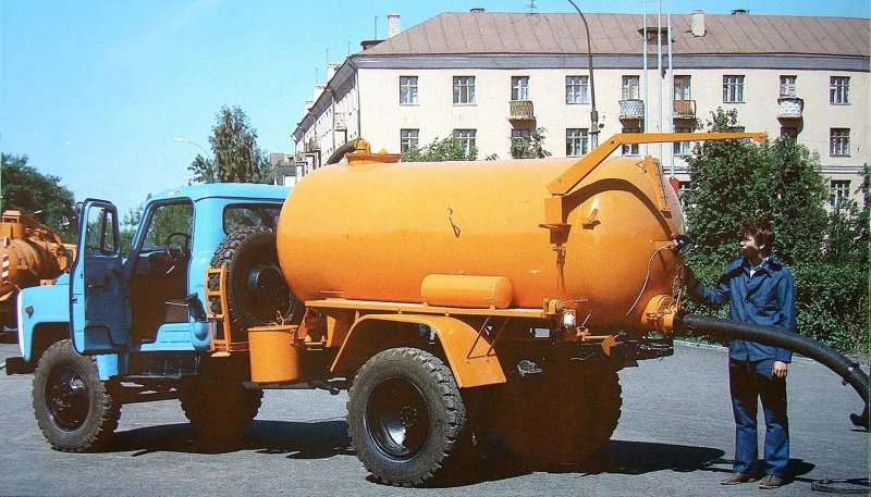 Ассенизатор КО-503Б на автомобиле ГАЗ-53-12 с 3,6-кубовой цистерной и миниатюрным краном. 1987 год