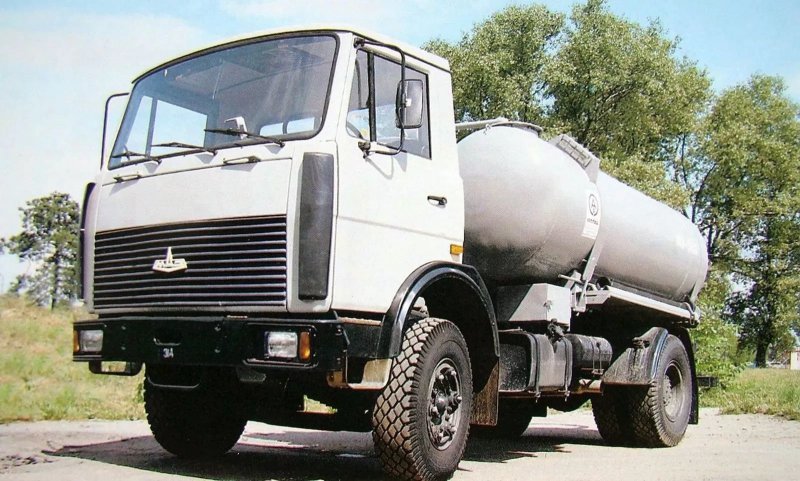 Вакуумная машина КО-523 Арзамасского завода на шасси МАЗ-53373 с цистерной вместимостью 8,7 тысячи литров для очистки выгребных ям и транспортировки фекальных жидкостей. 1990 год