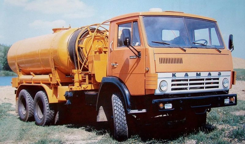 Ассенизационная машина КО-504 на шасси КамАЗ-53213 для гидродинамической прочистки канализационных ливневых и фекальных сетей в транспортном положении. 1980 год