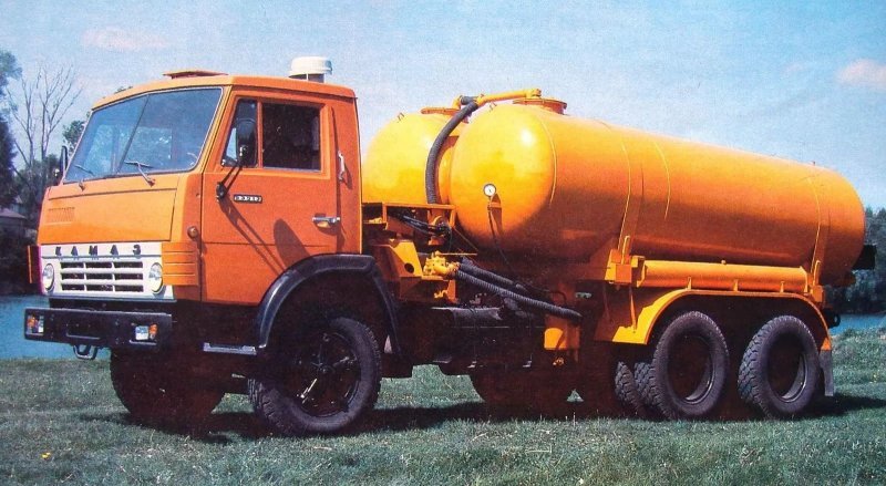 Вакуумная машина КО-505А для очистки выгребных ям глубиной до 4,5 метров с двумя цистернами общей вместимостью 10 тысяч литров и механизмом укладки рукавов. 1985 год
