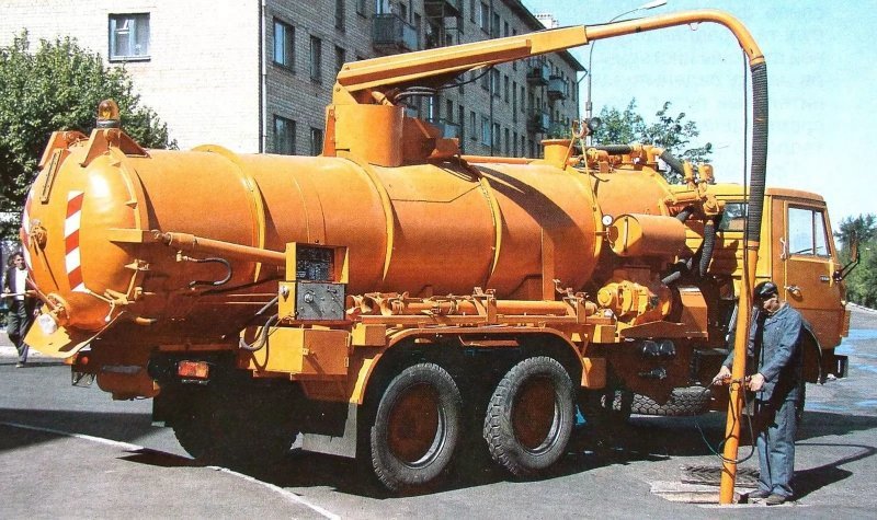 В рабочем положении мощная илососная установка КО-507 для механизированной очистки колодцев ливневой канализации от ила и его утилизации, весившая 20,5 тонны. 1988 год