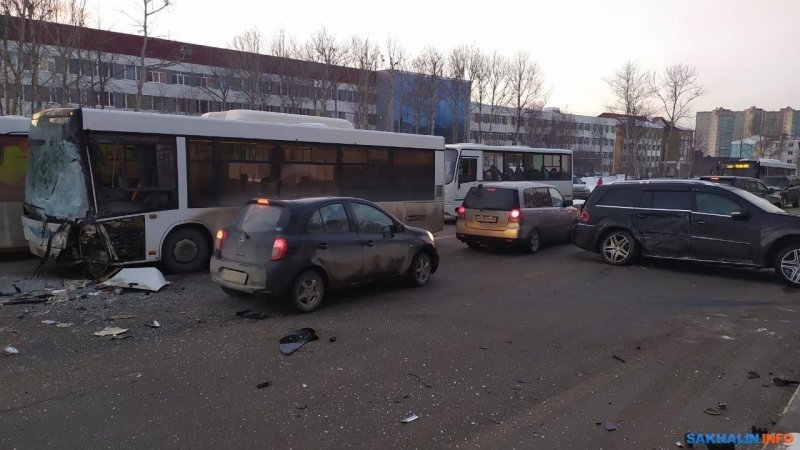 Авария дня. Две легковушки и три автобуса столкнулись в Южно-Сахалинске