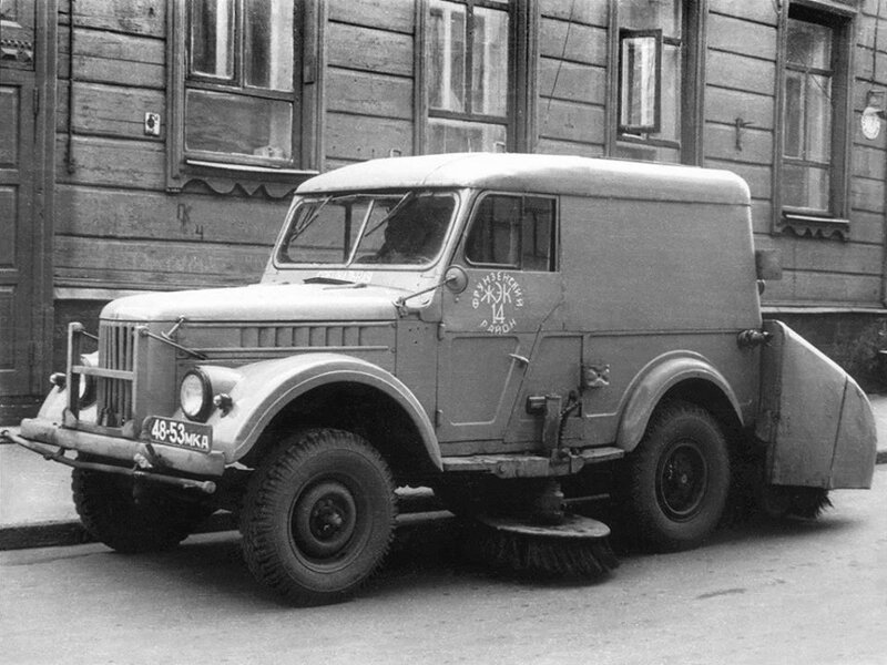 Т-3ПУ - подметально-уборочная машина на базе внедорожника ГАЗ-69, предназначенная для уборки тротуаров и городских парков (1966-1973) 
