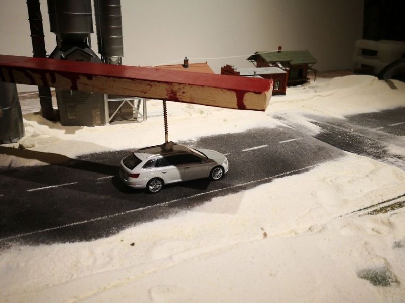 Молодой фотограф создает потрясающие рекламные фото для автомобильных брендов, используя только игрушечные машинки