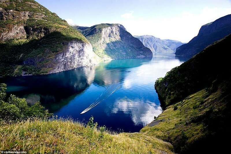 В Норвегии есть множество красивейших фьордов. Вот один из них - Нордфьорд