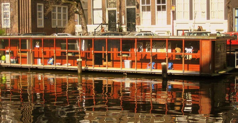 Нидерланды Амстердам, «Кошачья лодка» (De Poezenboot)