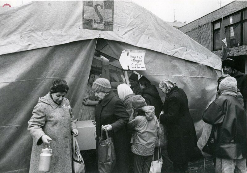 5. Очередь за гуманитарной помощью из Германии, Санкт-Петербург, 1991 год