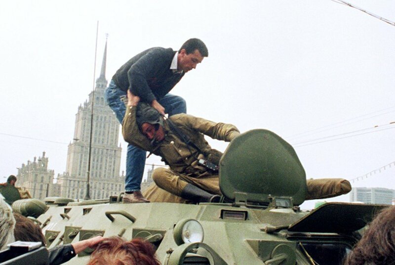 15. Бунтарь успешно удаляет солдата из БТР, 1991 год