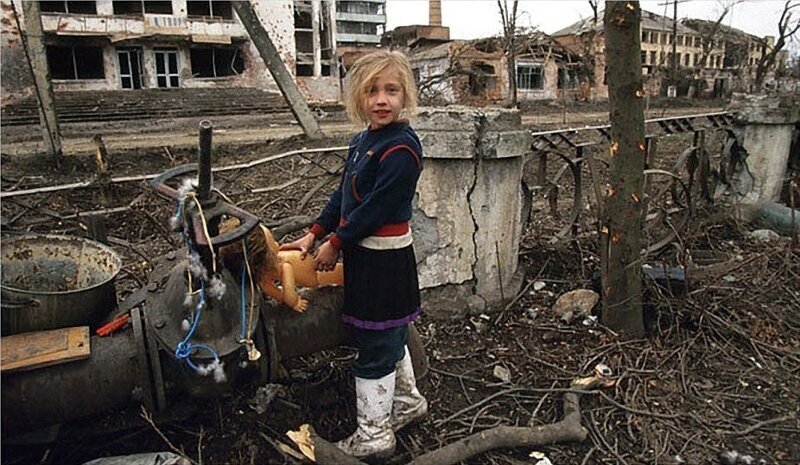 10. Девочка играет в куклы во время войны, Чечня, 1995 год