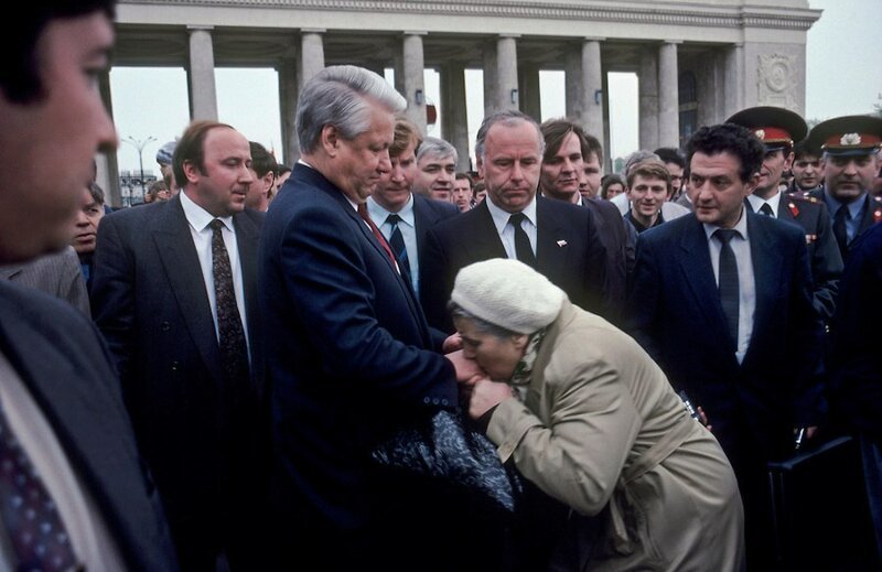 12. Бабушка целует руку Борису Ельцину, 1993 год