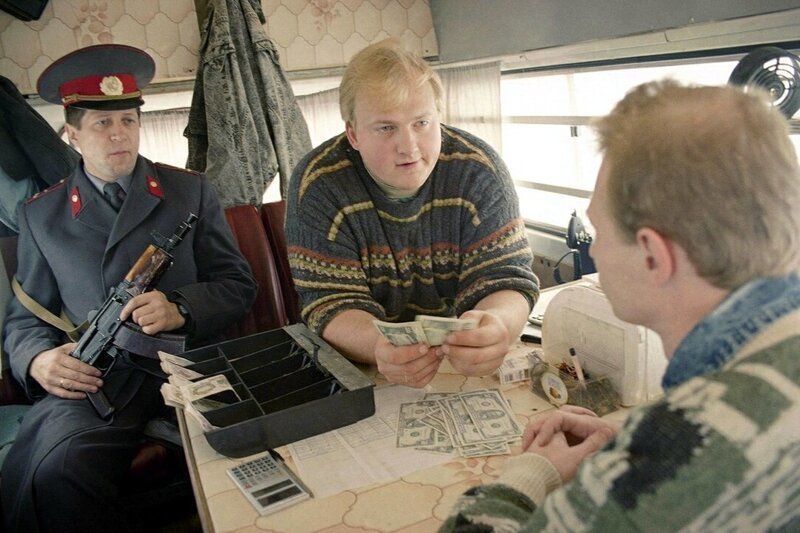 6. Пункт обмена валюты в микроавтобусе, Москва, 1993 год