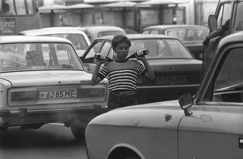 11. Мальчик продает колу на улицах Москвы, 1994 год