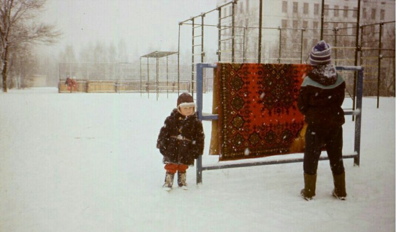 17. Дети выбивают ковры в одном из московских дворов