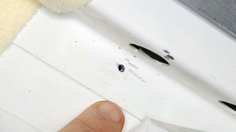 В России запатентовали способ устранения отверстия в обшивке «Союза» при помощи клея и салфетки