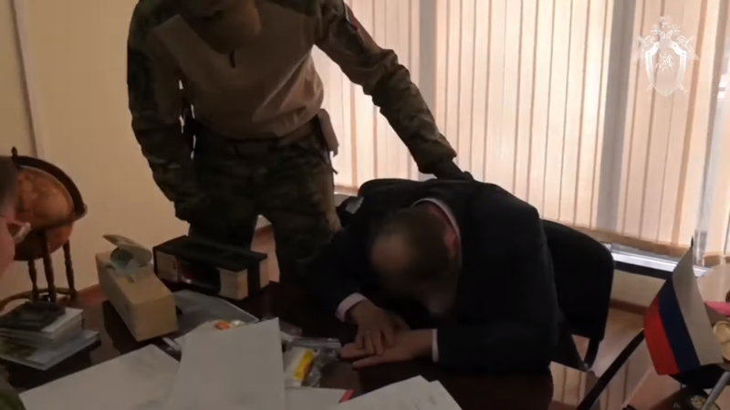 Во время задержания иркутский чиновник попытался съесть улики и подавился