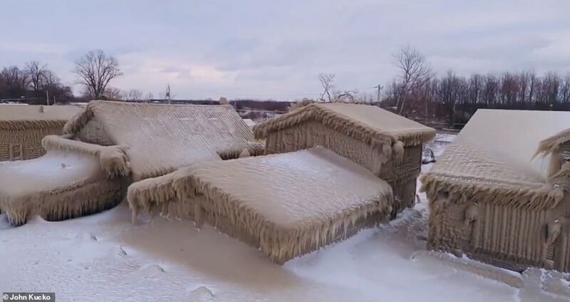 Непогода на озере Эри в США сковала дома льдом