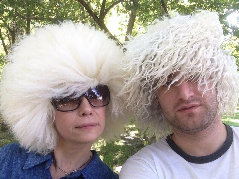Мужчина и женщина в папахе 