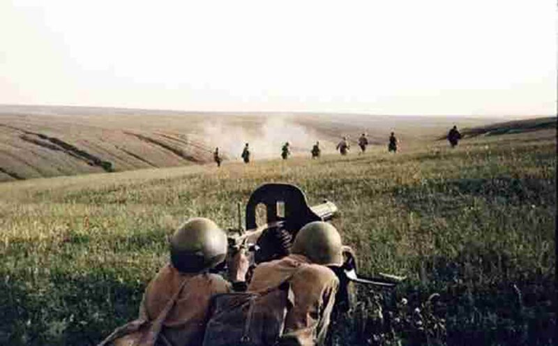 Подпись гласила - Советский пулемёт, работающий Максим М1910- 7.62 × 54 мг на Воронежском фронте в сентябре 1942. года.