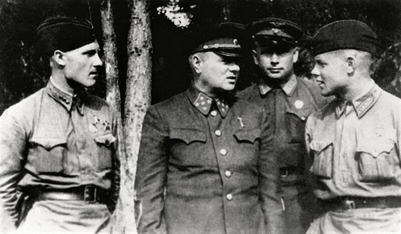 .. из той же серии: Генерал армии К.А. Мерецков с сыном Владимиром и лётчиками. 1942 год.