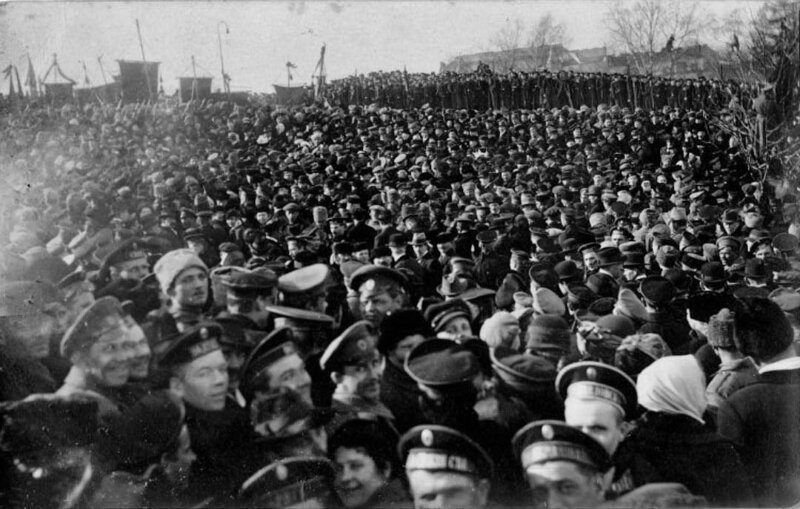 После известия о Февральской революции. Гельсингфорс. 1917 г.