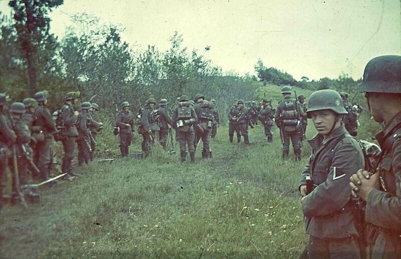 Солдаты вермахта готовятся к бою, июнь 1942 года