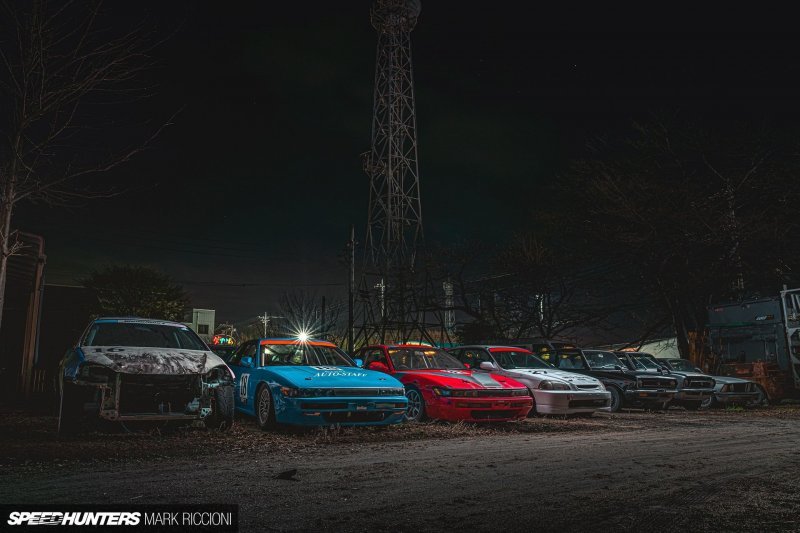 Ночной фоторепортаж с самого безумного автомобильного кладбища Японии