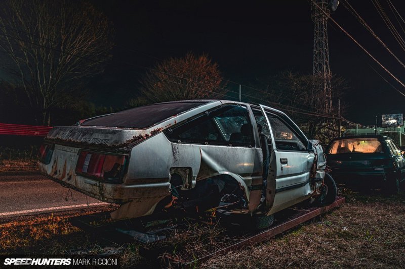 Ночной фоторепортаж с самого безумного автомобильного кладбища Японии