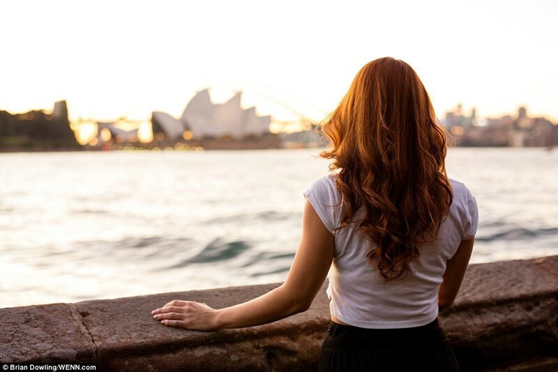 Бенедетта из итальянского города Верона позирует фотографу на набережной Сиднея.
